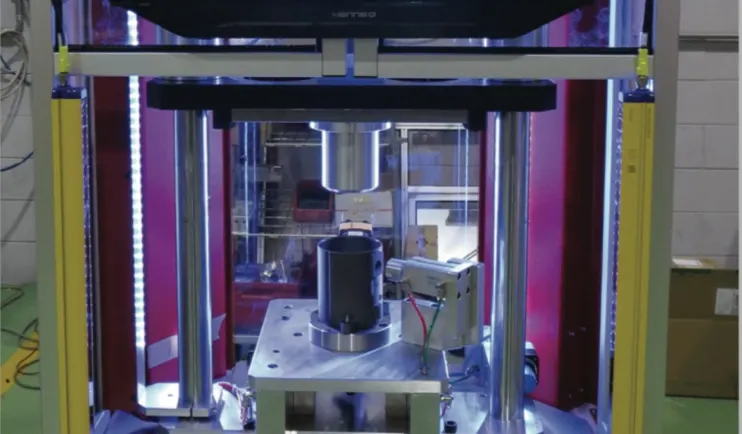 Leak testing station with a cylindrical part clamped under the test head