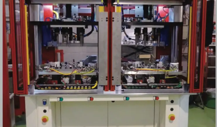 Double-station screw driving machine with two fixtures side by side